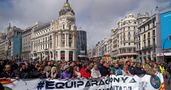 Kilkanaście tysięcy policjantów i żandarmów z całej Hiszpanii wzięło udział w manifestacji w centrum Madrytu. Protestujący funkcjonariusze domagali się podwyżek, które ujednoliciłyby poziom płac w stosunku do regionalnych formacji policyjnych.
