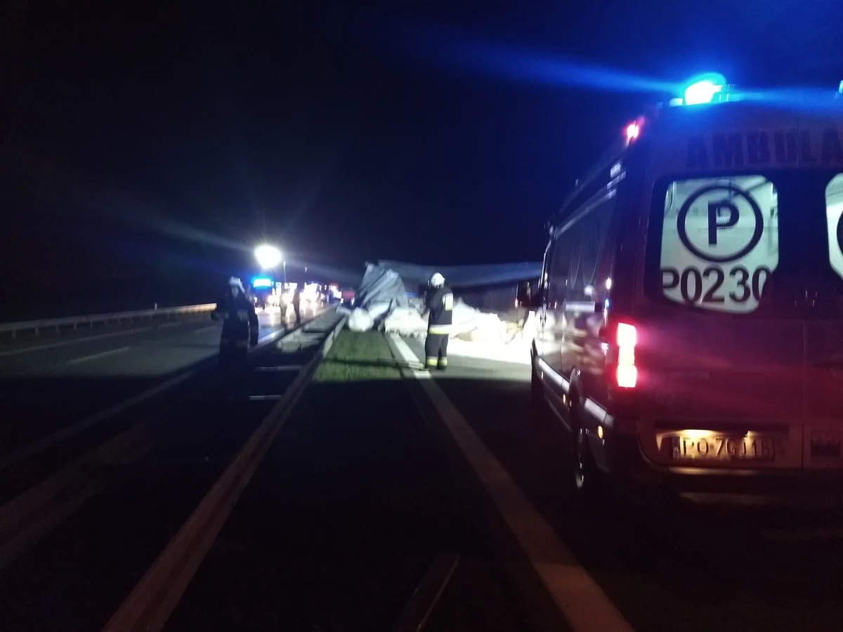 Po wypadku, do którego doszło w sobotę wieczorem na 116 km trasy w okolicy Wąsowa (Wielkopolskie), częściowo odblokowana została autostrada A2 Świecko - Poznań między węzłami Nowy Tomyśl i Buk w kierunku Warszawy. W wypadku zginęła jedna osoba.