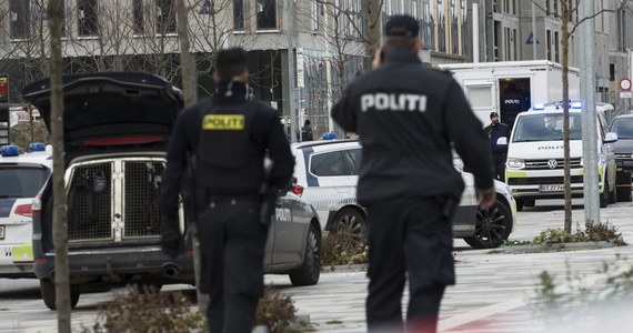 Jedna osoba zginęła, a cztery zostały ranne w strzelaninie, która wybuchła w sobotę późnym wieczorem w mieście Horsholm, położonym na północ od Kopenhagi - poinformowała policja, która przypuszcza, że było to starcie rywalizujących ze sobą lokalnych gangów.