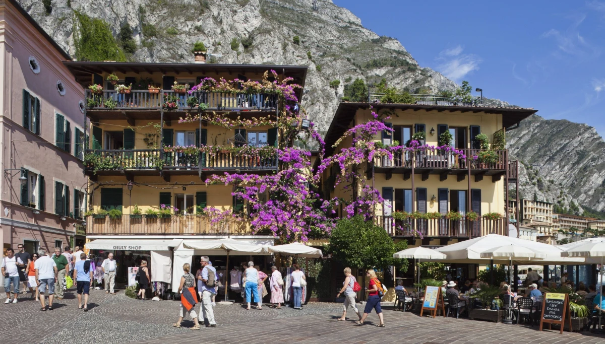 280 euro za ławkę, 1130 euro za ławkę w komplecie z latarnią, 200 tysięcy euro za urząd gminy - taki cennik wyprzedaży małej miejscowości Esino Lario na północy Włoch przygotował jej burmistrz. Jak wyjaśnił, gmina potrzebuje pieniędzy.