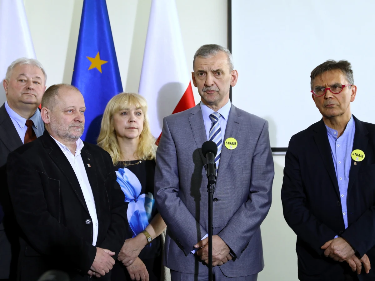 W niedzielę o godzinie 19 w Centrum Partnerstwa Społecznego „Dialog” odbędą się kolejne rozmowy między rządem i związkami zawodowymi nauczycieli: Związkiem Nauczycielstwa Polskiego, Solidarnością i Forum Związków Zawodowych. Jeżeli nie dojdzie do porozumienia, w poniedziałek 8 kwietnia rozpocznie się bezterminowy strajk nauczycieli.