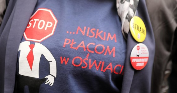Zakończyły się rozmowy rządu ze związkami zawodowymi nauczycieli. Porozumienie podpisała tylko Krajowa Sekcja Oświaty i Wychowania NSZZ "Solidarność". Pozostałe dwa związki - Związek Nauczycielstwa Polskiego i Forum Związków Zawodowych - nie zgodziły się na przedstawione propozycje. W poniedziałek 8 kwietnia rozpocznie się bezterminowy strajk nauczycieli. A to oznacza problemy w całej Polsce - do strajku bowiem przystąpi 79,5 proc. szkół w kraju. Zobacz, co miasta radzą rodzicom i uczniom.