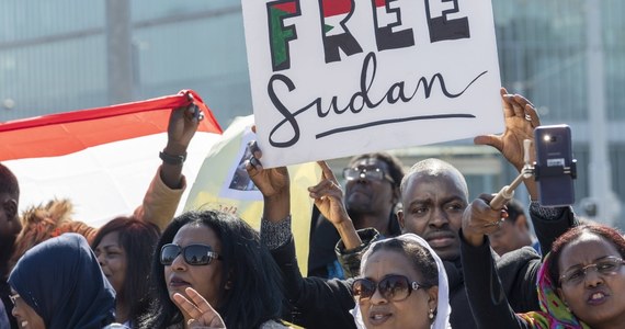 Tysiące Sudańczyków demonstrowało kolejny dzień, przed siedzibą kwatery głównej armii w stolicy kraju Chartumie, żądając ustąpienia prezydenta Omara Baszira.
