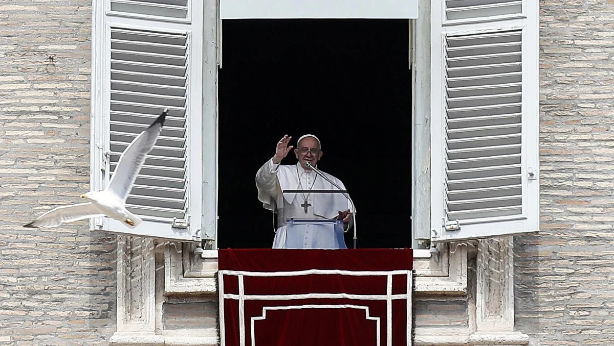 "Kiedy obmawiamy innych rzucamy kamieniami"- powiedział papież Franciszek podczas spotkania z wiernymi w niedzielę w Watykanie. Apelował o to, by "wypuścić z rąk kamienie oczerniania i potępienia".