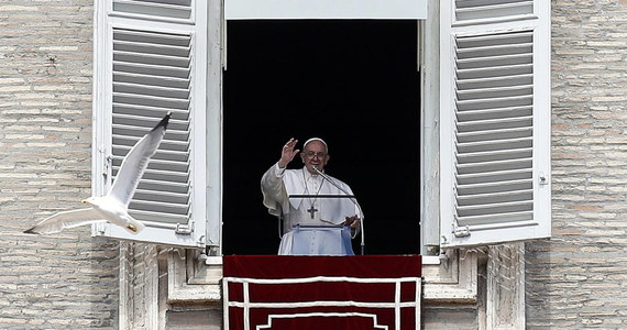 "Kiedy obmawiamy innych rzucamy kamieniami"- powiedział papież Franciszek podczas spotkania z wiernymi w niedzielę w Watykanie. Apelował o to, by "wypuścić z rąk kamienie oczerniania i potępienia".