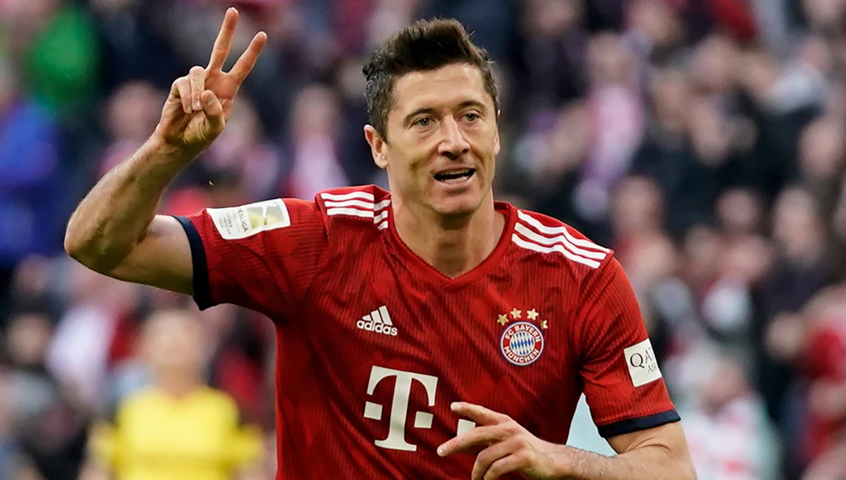 Robert Lewandowski dzięki zdobyciu dwóch bramek w sobotnim meczu z Borussią Dortmund (5:0) przekroczył granicę 200 goli w lidze niemieckiej i został piątym strzelcem w historii Bundesligi. "To jeszcze nie koniec" - zapowiedział piłkarz Bayernu Monachium. 