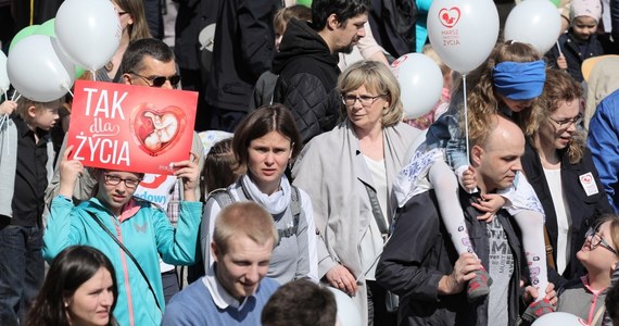 Pod hasłem "Tato to ja" ulicami Warszawy przeszedł XIV Marsz Świętości Życia. Według policji w wzięło w nim udział 3,5 tys. osób, a według organizatorów – 10 tys.