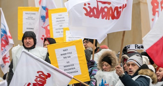 Będzie strajk nauczycieli, czy jednak w ostatniej chwili związkowcy porozumieją się z rządem? To temat, który zdominuje początek nowego tygodnia w polityce. W Polsce czeka nas jeszcze rocznica katastrofy smoleńskiej i obrady nad tzw. Emeryturą plus. A za granicą? Unijni przywódcy zbiorą się w Brukseli na nadzwyczajnym szczycie w sprawie najnowszych wydarzeń związanych z brexitem.