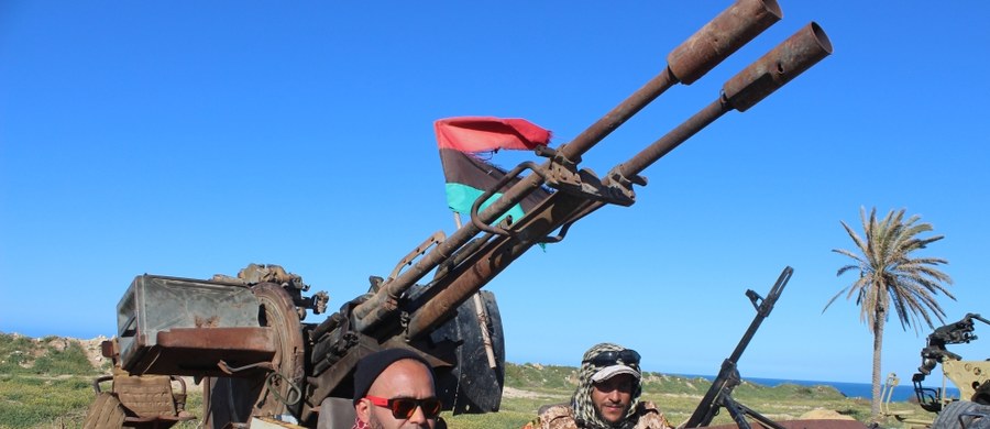 W Libii trwają walki o stolicę kraju. Siły powietrzne dowodzonej przez prorosyjskiego generała Chalifę Haftara samozwańczej Libijskiej Armii Narodowej przeprowadziły w niedzielę nalot w południowej części Trypolisu - poinformował Reuters, powołując się na libijskie źródła.