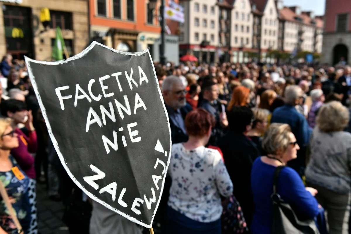 Około 300 osób uczestniczyło w demonstracji "Wrocław wspiera nauczycieli", przeprowadzonej na wrocławskim Rynku. Manifestacja odbyła się pod szyldem Partii Razem i Związku Nauczycielstwa Polskiego. Udział w niej wzięła też wiceprezydent miasta Renata Granowska.