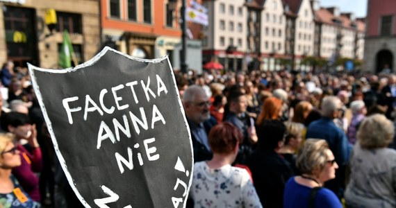 Około 300 osób uczestniczyło w demonstracji "Wrocław wspiera nauczycieli", przeprowadzonej na wrocławskim Rynku. Manifestacja odbyła się pod szyldem Partii Razem i Związku Nauczycielstwa Polskiego. Udział w niej wzięła też wiceprezydent miasta Renata Granowska.