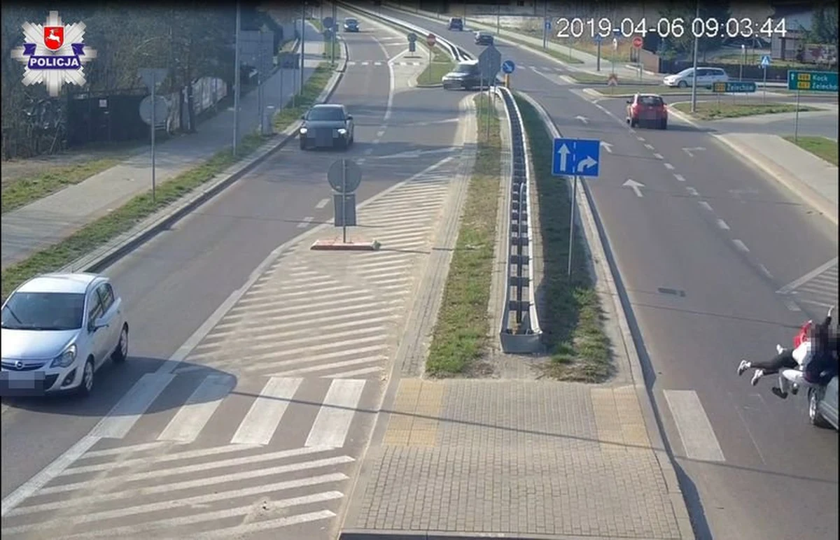 Lubelska policja opublikowała film pokazujący groźne zdarzenie, do którego doszło na ul. Kaczyńskich w Łukowie. 75-letni kierowca auta osobowego potrącił na przejściu dla pieszych 4 nastolatki. 