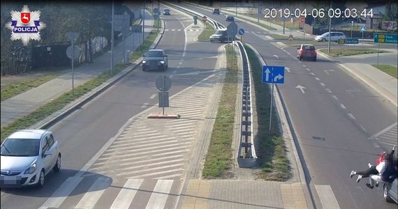 Lubelska policja opublikowała film pokazujący groźne zdarzenie, do którego doszło na ul. Kaczyńskich w Łukowie. 75-letni kierowca auta osobowego potrącił na przejściu dla pieszych 4 nastolatki. 