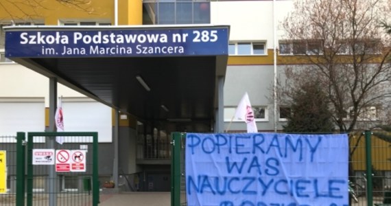 Strajk nauczycieli 2019 staje się faktem: kilka rund negocjacji pomiędzy nauczycielskimi związkami zawodowymi i rządem nie przyniosło porozumienia. W całym kraju wystartował w poniedziałek bezterminowy strajk pracowników oświaty - a dzieje się to tuż przed egzaminami gimnazjalnym i ósmoklasisty, których rozpoczęcie zaplanowane jest na 10 i 15 kwietnia. 