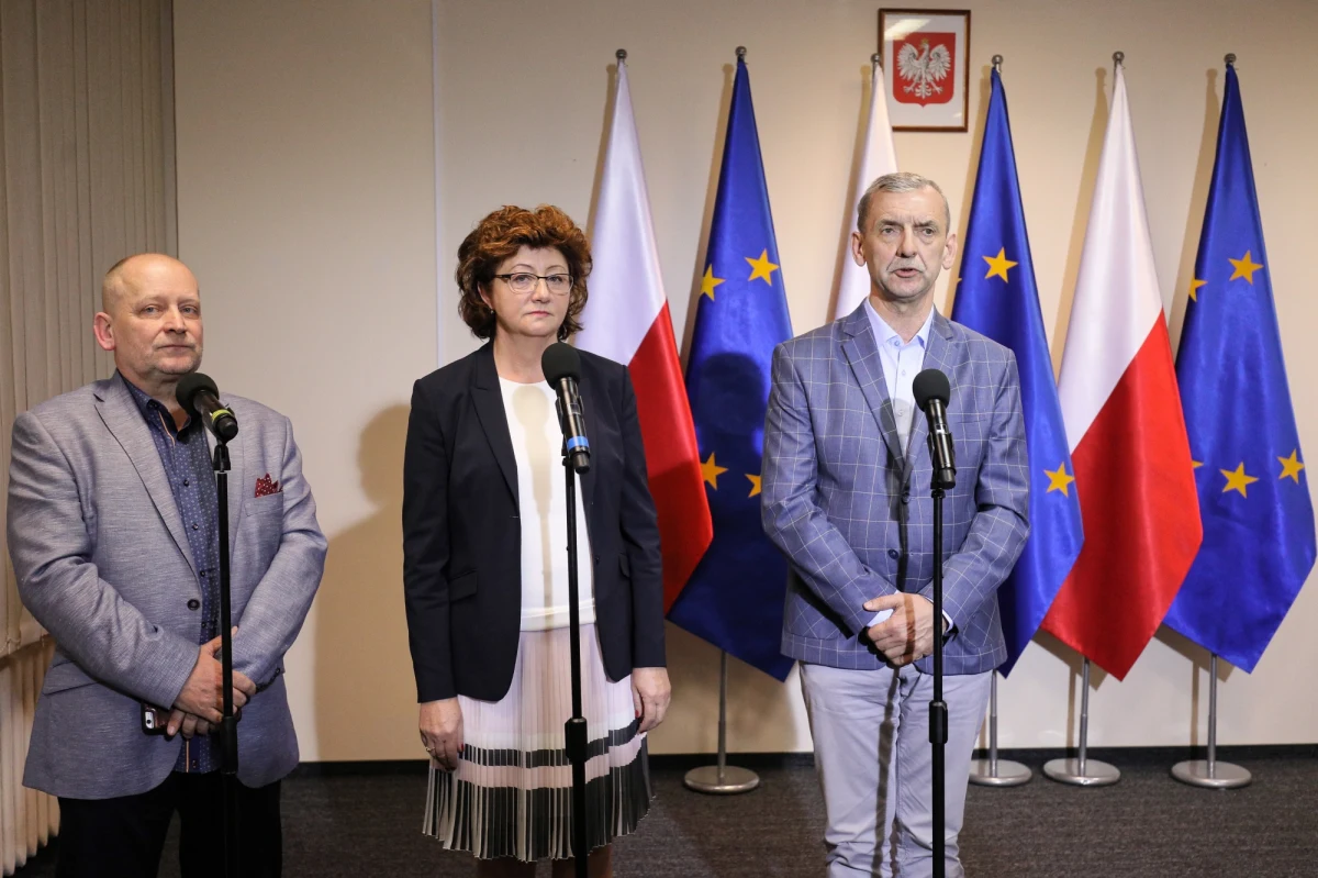 W Centrum Partnerstwa Społecznego "Dialog" w Warszawie zakończyły się w niedzielę wieczorem rozmowy rządu z nauczycielskimi związkami zawodowymi dotyczące sytuacji w oświacie. Porozumienie z rządem podpisała tylko Krajowa Sekcja Oświaty i Wychowania NSZZ "Solidarność". Pozostałe dwa związki - Związek Nauczycielstwa Polskiego i Forum Związków Zawodowych - nie zgodziły się na przedstawione propozycje. "Od 8 kwietnia zaczynamy strajk" - ogłosił prezes ZNP Sławomir Broniarz. 