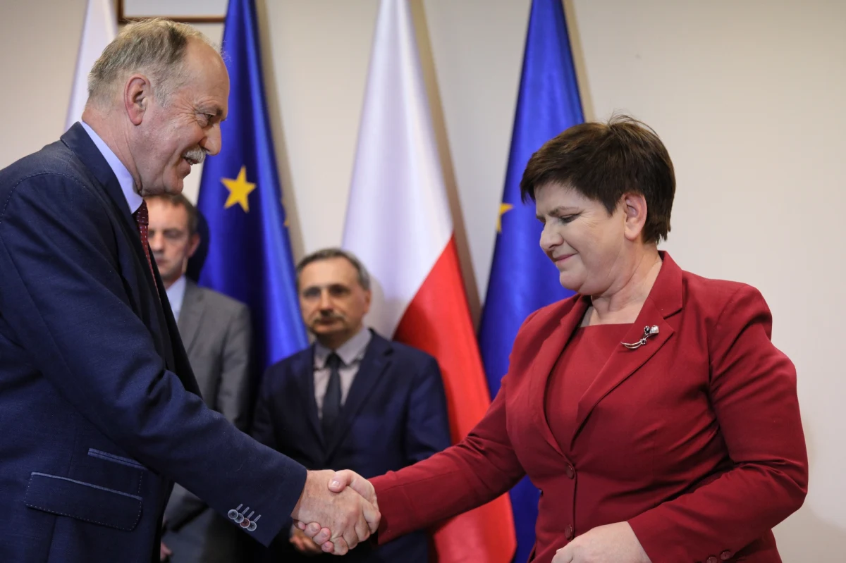 W porozumieniu z oświatową Solidarnością rząd deklaruje dodatkowe 0,65 mld zł na podwyżki dla nauczycieli, by podwyżki wyniosły łącznie od września 2019 r. 9,6 proc. w stosunku do stycznia 2019 r. Ponad to w dokumencie jest zapis o skróceniu stażu nauczyciela stażysty do 9 miesięcy