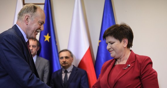 W porozumieniu z oświatową Solidarnością rząd deklaruje dodatkowe 0,65 mld zł na podwyżki dla nauczycieli, by podwyżki wyniosły łącznie od września 2019 r. 9,6 proc. w stosunku do stycznia 2019 r. Ponad to w dokumencie jest zapis o skróceniu stażu nauczyciela stażysty do 9 miesięcy