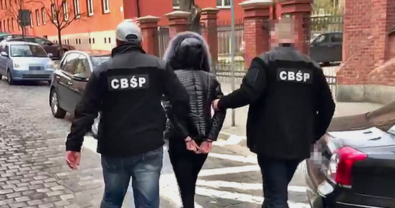 Centralne Biuro Śledcze Policji rozbiło grupę sutenerów, którzy mieli czerpać korzyści z prostytucji świadczonej przez kobiety w Polsce i podczas zagranicznych wyjazdów. Gangiem kierować miała 30-letnia "Judith".