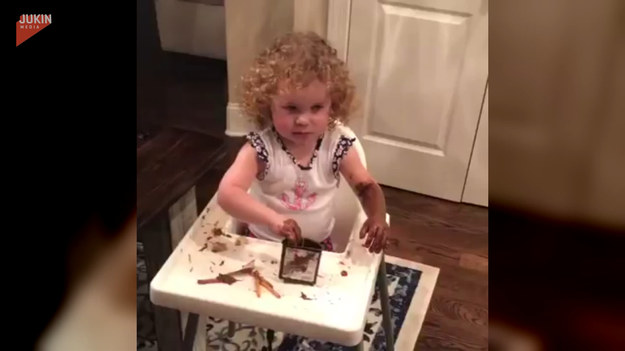 Dziewczynka postanowiła w kreatywny sposób wykorzystać kawałek czekolady, który dostała od rodziców. Kiedy ojciec zapytał co robi, ta zadowolona z czynu, dumnie mu odpowiedziała. Jak będzie reakcja rodzica?