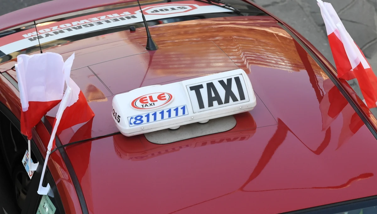 ​Protest taksówkarzy pod hasłem "Stop Nielegalnym Przewozom" rozpoczął się w Warszawie. Taksówkarze blokują ulice, w związku z czym kierowców czekają spore utrudnienia.