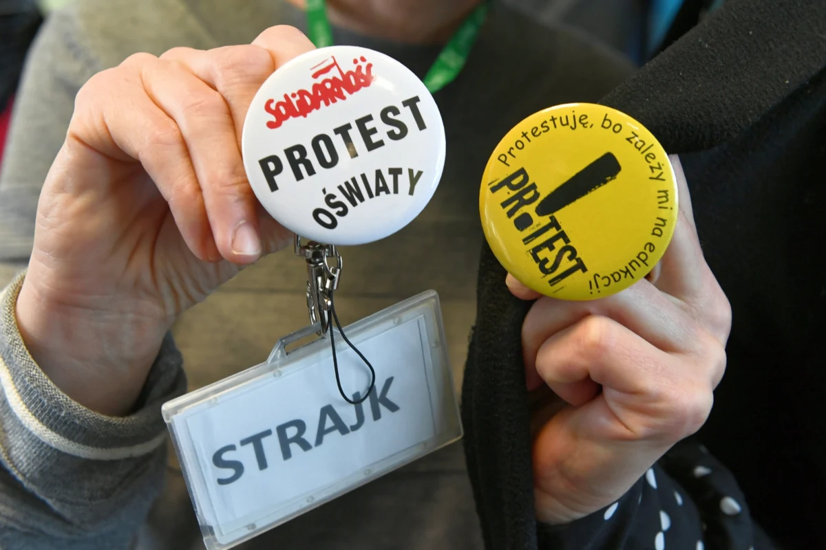 Nauczyciele z Solidarności strajkują ramię w ramię z kolegami z innych związków zawodowych. Mówią o "nieetycznym" i "niemoralnym" zachowaniu szefa. On z kolei grozi karami strajkującym oddziałom. "Sekcje grały nie fair, ostrzegaliśmy je wcześniej. Będziemy się zastanawiać co z takimi organizacjami, które weszły w strajk, zrobić" - mówi Ryszard Proksa w rozmowie z dziennikarzem RMF FM.