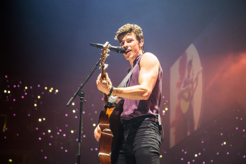 20-letni Shawn Mendes podbił serca milionów fanów na całym świecie. Jego ostatnia płyta bije rekordy popularności, a kolejne koncerty wyprzedają się w mgnieniu oka. Wokalista niedawno pojawił się na okładce "Observer Magazine", a jego zdjęcie zostało opatrzone bardzo wymownym tytułem - "książę popu". 