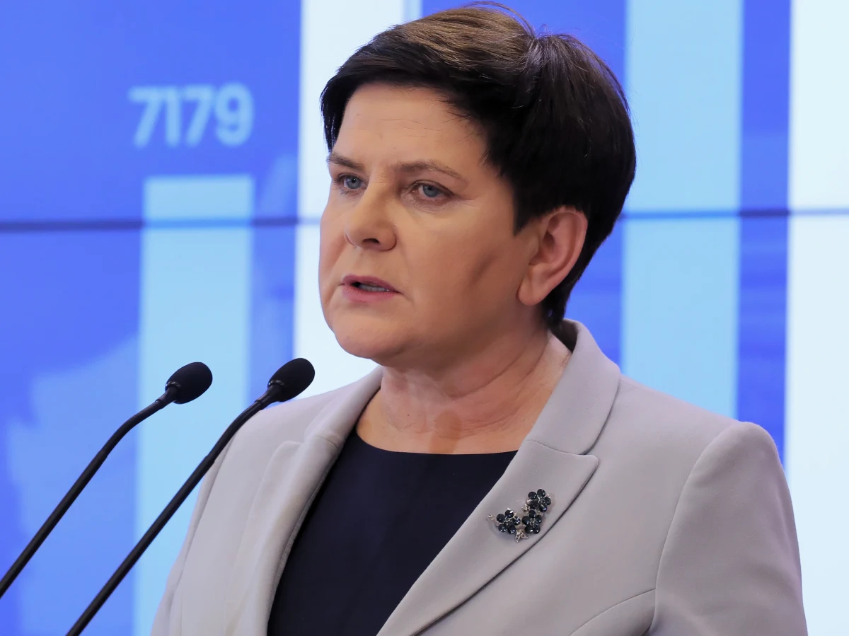 Wicepremier Beata Szydło zaapelowała o złagodzenie protestu nauczycieli w czasie egzaminów. "Uczniowie nie mogą być zakładnikami żadnych z central związkowych. W związku z tym, jestem przekonana, wierzę w odpowiedzialność i mądrość nauczycieli, i wierzę głęboko w to, że egzaminy się odbędą" – powiedziała.