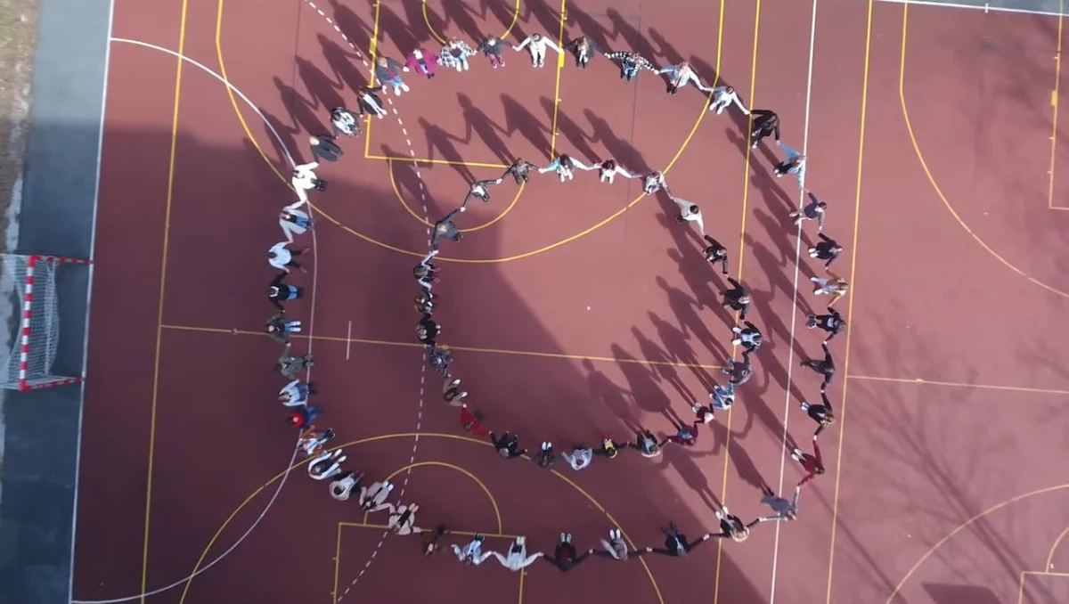 "Przecież to od nich zależy, jakimi ludźmi będziemy, wchodząc w dorosłe życie. Dlaczego więc ci, którzy kształtują przyszłych lekarzy, prawników czy polityków, są tak bardzo niedoceniani?" - pytają retorycznie autorzy opublikowanego w sieci spotu "Uczniowie Nauczycielom". Jak podkreślają: "My, uczniowie, wspieramy ich w strajku wiedząc, jak ciężką i odpowiedzialną pracę wykonują". To niejedyny przejaw wsparcia uczniów dla strajkujących w całym kraju nauczycieli.