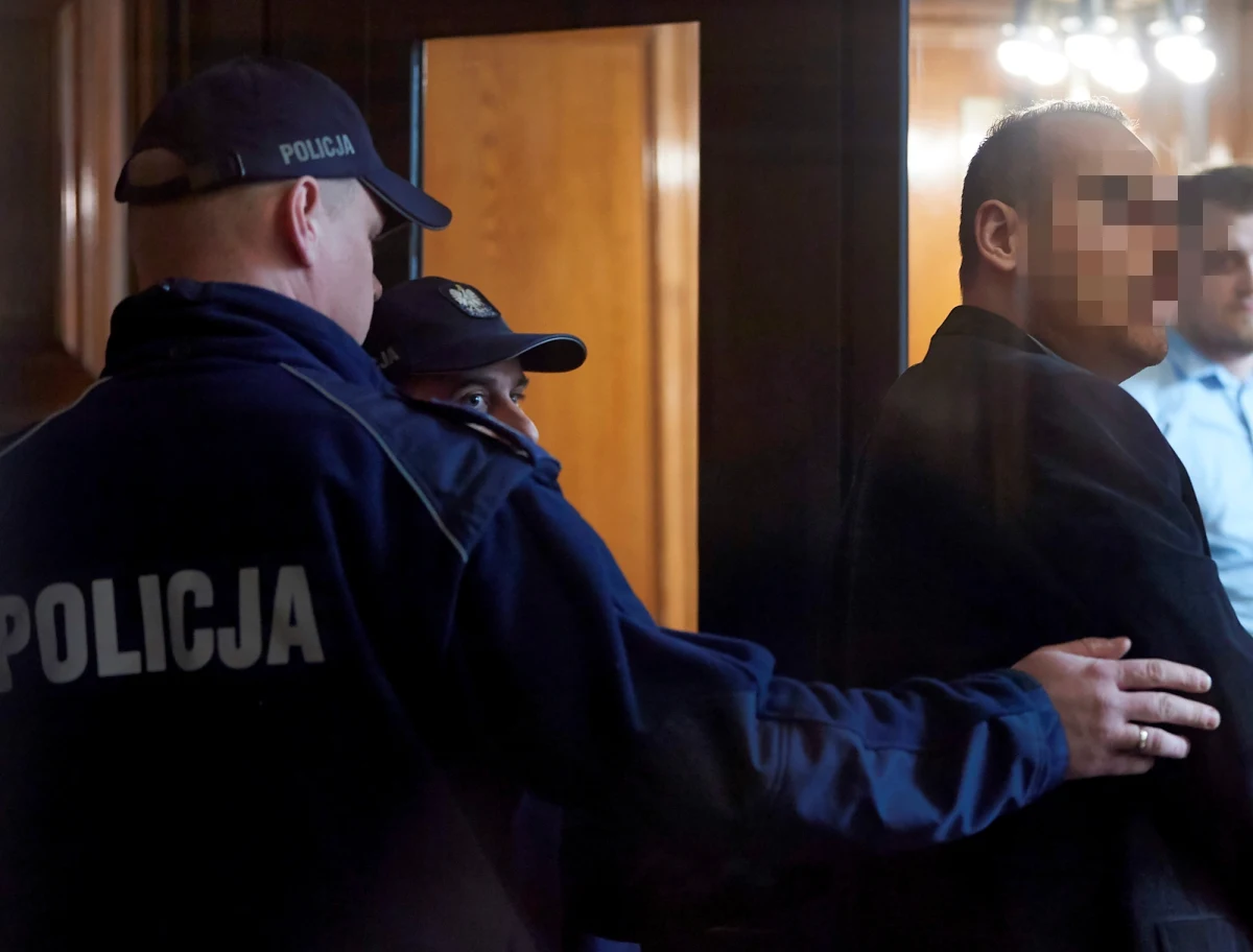 Kary dożywotniego więzienia orzekł Sąd Okręgowy w Gdańsku wobec dwóch mężczyzn oskarżonych o zabójstwo w 2014 roku przedsiębiorcy z Pomorza. Mężczyznę pogrzebano żywcem. Motywem mordu była chęć zatuszowania fałszywej umowy, w efekcie której chciano przejąć wart ok. miliona złotych majątek ofiary.