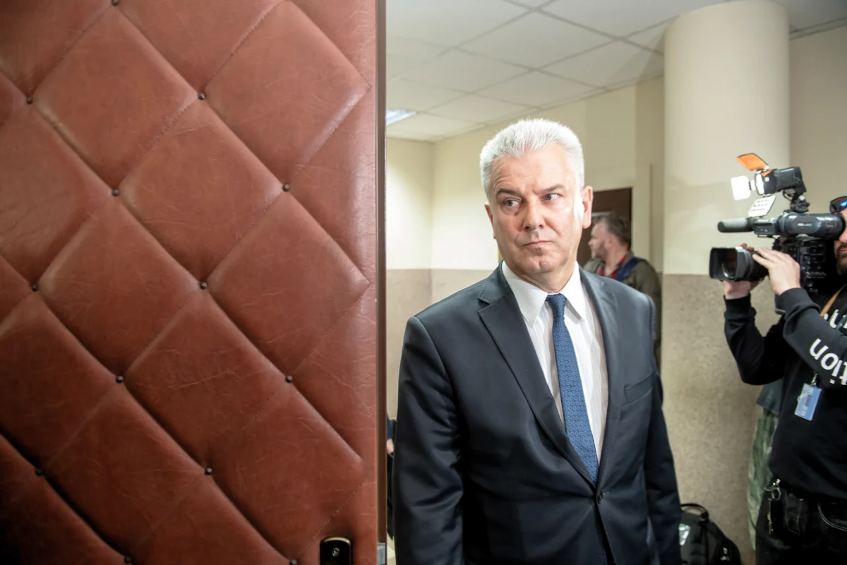 Zarzuty dotyczące nielegalnego uzyskania pozwolenia na broń usłyszał poseł Platformy Obywatelskiej Cezary Grabarczyk. Przed łódzkim sądem były minister sprawiedliwości nie przyznał się do postawionych mu zarzutów. Złożył wyjaśnienia, odmówił jednak odpowiedzi na pytania, zarzucając prokuraturze "naruszenie zasady obiektywizmu".