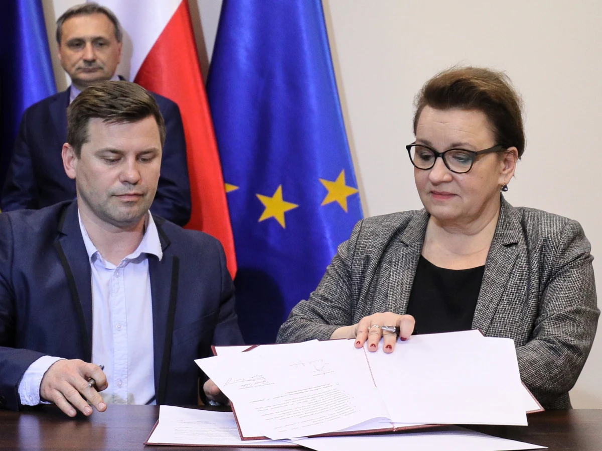 Minister edukacji narodowej ma czasowy zakaz publicznego wypowiadania się na temat sytuacji w oświacie - ustalił nieoficjalnie nasz reporter Patryk Michalski. To decyzja premiera i jego współpracowników od wizerunku. 