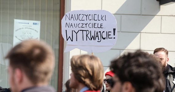 Jeśli dojdzie do kolejnych negocjacji nauczycielskich związków z rządem, rozmowy mogą być jeszcze trudniejsze. Jak dowiedział się reporter RMF FM Krzysztof Zasada, związkowcy poważnie biorą pod uwagę powrót do postulatów sprzed ustępstw, na które poszli w rozmowach. "Nie zawiesimy strajków na czas egzaminów" - powtórzył w poniedziałek szef Związku Nauczycielstwa Polskiego. 