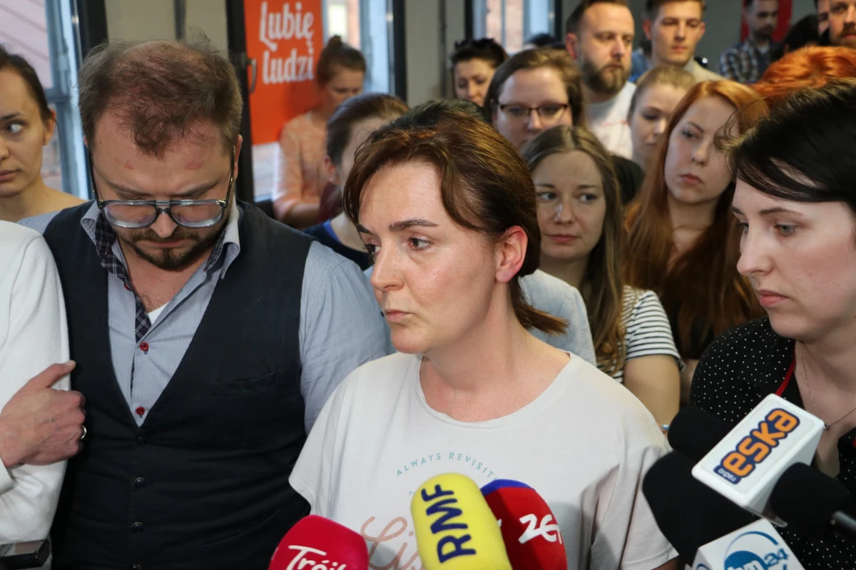 "To niesłychane, że w Polsce w 21 wieku, można wejść z ochroniarzami (…) i wywierać  nacisk na pracowników" - tak Joanna Sadzik ze Stowarzyszenia Wiosna, komentuje poniedziałkowe wydarzenia w krakowskiej placówce. Do siedziby stowarzyszenia wkroczył z pracownikami ochrony ksiądz Grzegorz Babiarz, przyjaciel księdza Jacka Stryczka. Wcześniej wysyłał pracownikom maile, w których groził zwolnieniami.