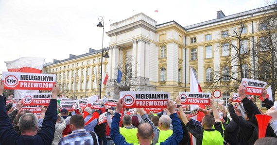 W poniedziałek zakończył się protest taksówkarzy pod siedzibą Ministerstwa Przedsiębiorczości i Technologii. Protestujący zawiesili protest do jutra, do godziny 14., kiedy strona rządowa ma poinformować o swoim stanowisku wobec ich postulatów.