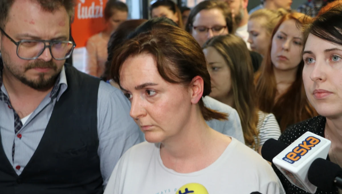 ​"Jesteśmy dobrymi duszkami, które przyszły uzdrowić sytuacje" - tak mówili wczoraj o sobie ochroniarze, którzy wraz z księdzem Grzegorzem Babiarzem siłą wtargnęli do siedziby Stowarzyszenia Wiosna w Krakowie. Po killkugodzinnych rozmowach Babiarza z Joanną Sadzik, zerwano wypracowanie porozumienie. Przyszłość stowarzyszenia jest niejasna.