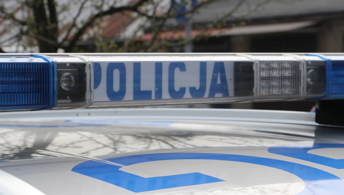 ​Dwóch policjantów wciąż jest w szpitalu po wypadku, do którego doszło późnym wieczorem w Bytomiu. Radiowóz zderzył się z osobówką.