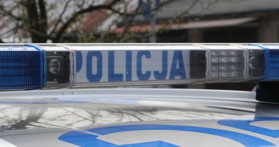 ​Dwóch policjantów wciąż jest w szpitalu po wypadku, do którego doszło późnym wieczorem w Bytomiu. Radiowóz zderzył się z osobówką.