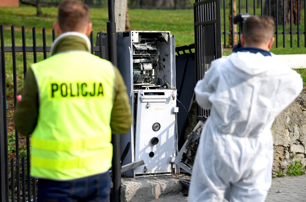 W nocy w Krzywczy koło Przemyśla (woj. podkarpackie) został wysadzony bankomat. 