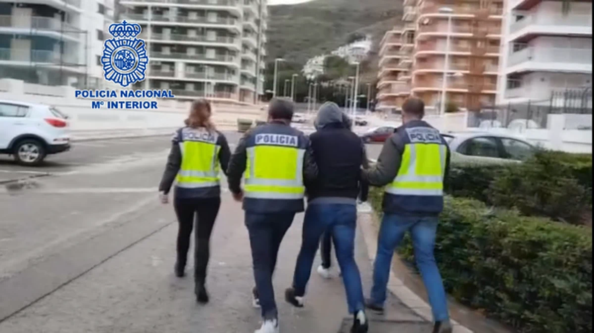 Zgodnie z procedurami unijnymi ścigany musi zostać wydany lub zwolniony z aresztu w ciągu 100 dni od zatrzymania. Taką informację przekazał Sąd Okręgowy w Warszawie odnośnie sytuacji zatrzymanego w piątek w Walencji w Hiszpanii Marka Falenty. 