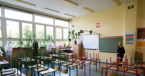 „Fakt zamykania przedszkoli, szkół i niewpuszczania dzieci jest bulwersujący i bezprawny. W Krakowie mamy sytuację, w której z inspiracji wydziału edukacji szkoły są zamykane”– oceniła na konferencji prasowej małopolska kurator oświaty Barbara Nowak.
