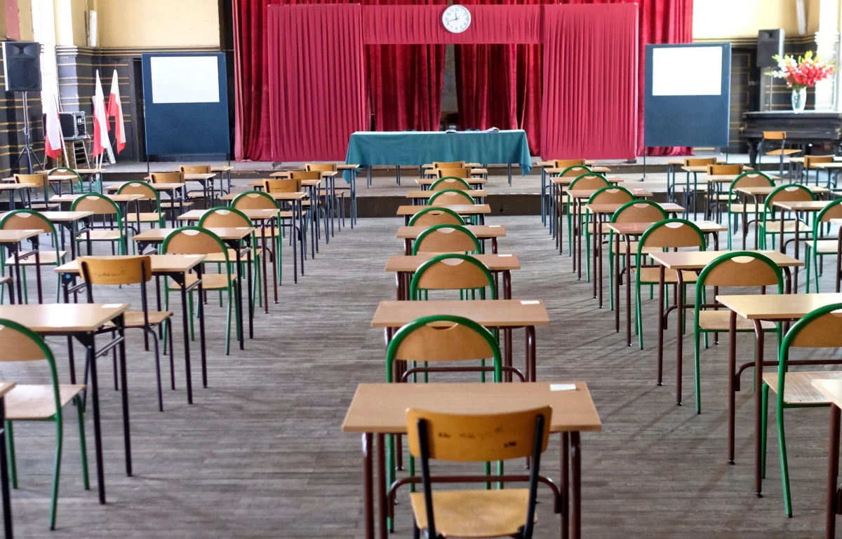 W całym kraju - mimo trwającego od poniedziałku strajku nauczycieli - ruszył dzisiaj egzamin gimnazjalny 2019! Na początek ponad 350 tysięcy uczniów klas III gimnazjów z niemal 7 tysięcy szkół zmierzyło się z testem humanistycznym, sprawdzającym wiedzę z języka polskiego, historii i WOS-u. Na RMF 24 publikujemy arkusze zadań i propozycje odpowiedzi!