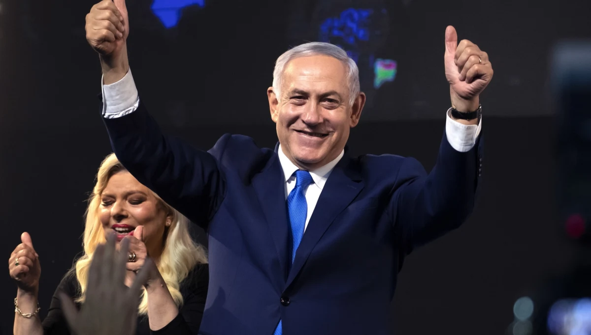 Po wtorkowych wyborach do parlamentu Izraela zarówno dotychczas rządzące prawicowe ugrupowanie Likud jak i centrolewicowy sojusz Niebiesko-Białych mogą liczyć na co najmniej 35 mandatów w Knesecie; większość koalicyjną ma jednak partia premiera Benjamina Netanjahu.