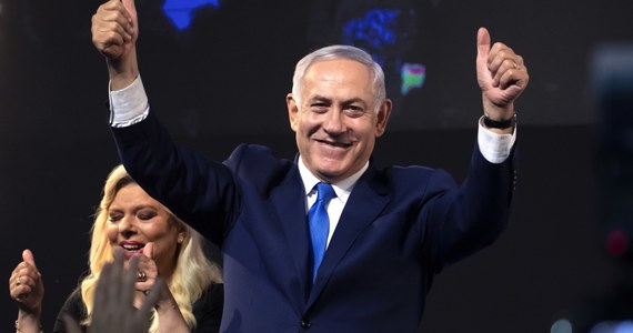 Po wtorkowych wyborach do parlamentu Izraela zarówno dotychczas rządzące prawicowe ugrupowanie Likud jak i centrolewicowy sojusz Niebiesko-Białych mogą liczyć na co najmniej 35 mandatów w Knesecie; większość koalicyjną ma jednak partia premiera Benjamina Netanjahu.