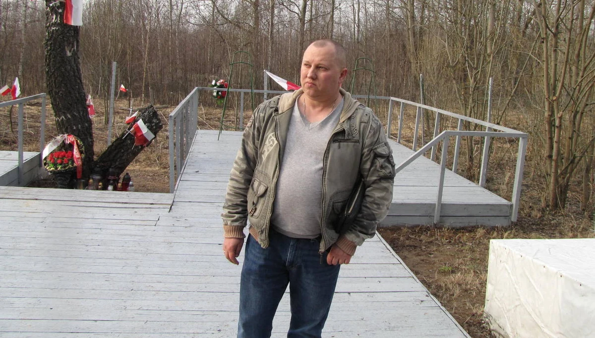 ​"Tu nie powinno być polityki" - mówi naszemu korespondentowi Aleksandr Syriewicz, właściciel terenu, na którym 9 lat temu doszło do katastrofy prezydenckiego Tu-154 w Smoleńsku.