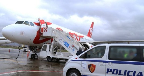 Sceny niczym z filmu akcji rozegrały się na lotnisku w Tiranie w Albanii. Uzbrojeni napastnicy wdarli się na płytę lotniska i ukradli pieniądze - być może nawet ponad 2 mln euro - które miały zostać przewiezione na pokładzie samolotu pasażerskiego do Wiednia.