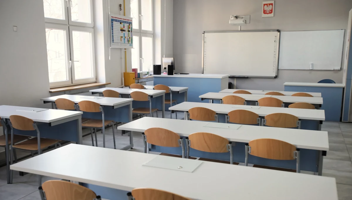 Problemy z egzaminem gimnazjalnym w niektórych placówkach edukacyjnych. Jak poinformował szef CKE, egzamin o godz. 9 nie rozpoczął się w trzech szkołach w kraju.