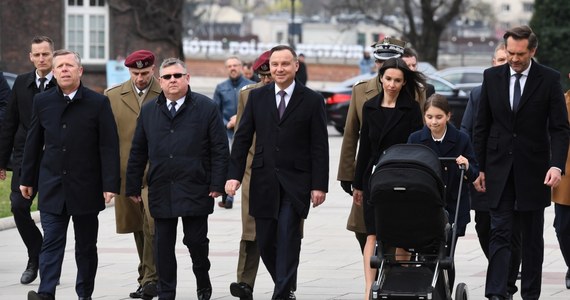 Prezydent Andrzej Duda w 9. rocznicę katastrofy smoleńskiej, przybył na Wawel, by oddać hołd spoczywającej w krypcie katedry na Wawelu parze prezydenckiej: Lechowi i Marii Kaczyńskim.