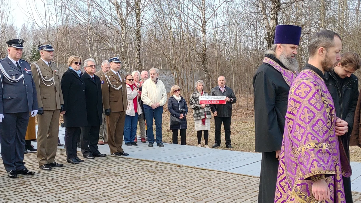 Od złożenia wieńców i zapalenia zniczy rozpoczęły się w Smoleńsku przy lotnisku Siewiernyj uroczyste obchody 9. rocznicy katastrofy samolotu Tu-154M, w której zginęli prezydent Lech Kaczyński z małżonką oraz 94 członkowie towarzyszącej im delegacji udającej się do Katynia.