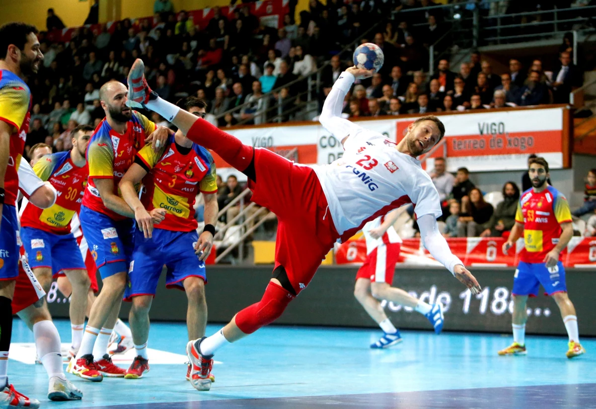 Polscy szczypiorniści dziś w Gliwicach rozegrają trzecie spotkanie eliminacji euro. Tym razem rywalem biało-czerwonych będą Niemcy – faworyci grupy. Nasi piłkarze ręczni do tej pory w grupie jeden mecz wygrali – z Kosowem – i jeden przegrali – z Izraelem. Przed spotkaniem z naszymi zachodnimi sąsiadami podopieczni Patryka Rombla odbyli dwa treningi w Arenie Gliwice, po jednym z nich z obrotowym polskiej reprezentacji Kamilem Syprzakiem rozmawiał Wojciech Marczyk z redakcji sportowej. 