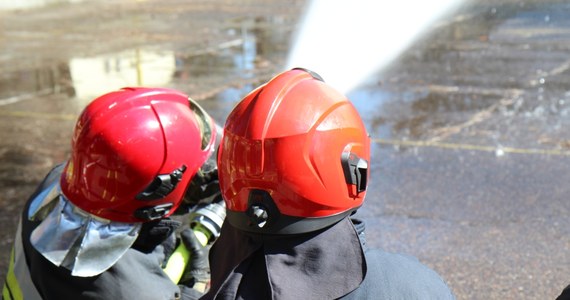 ​12 osób - w tym dziewięcioro dzieci - trafiło do szpitala w wyniku pożaru w Ptakowicach w powiecie tarnogórskim w Śląskiem. Ogień pojawił się nocą w kamienicy, w której mieszkają.